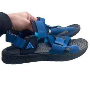 Nike ACG Air Deschutz sandals in a blue and black colorway Size 11 US